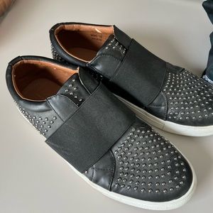 Black shoes with beads